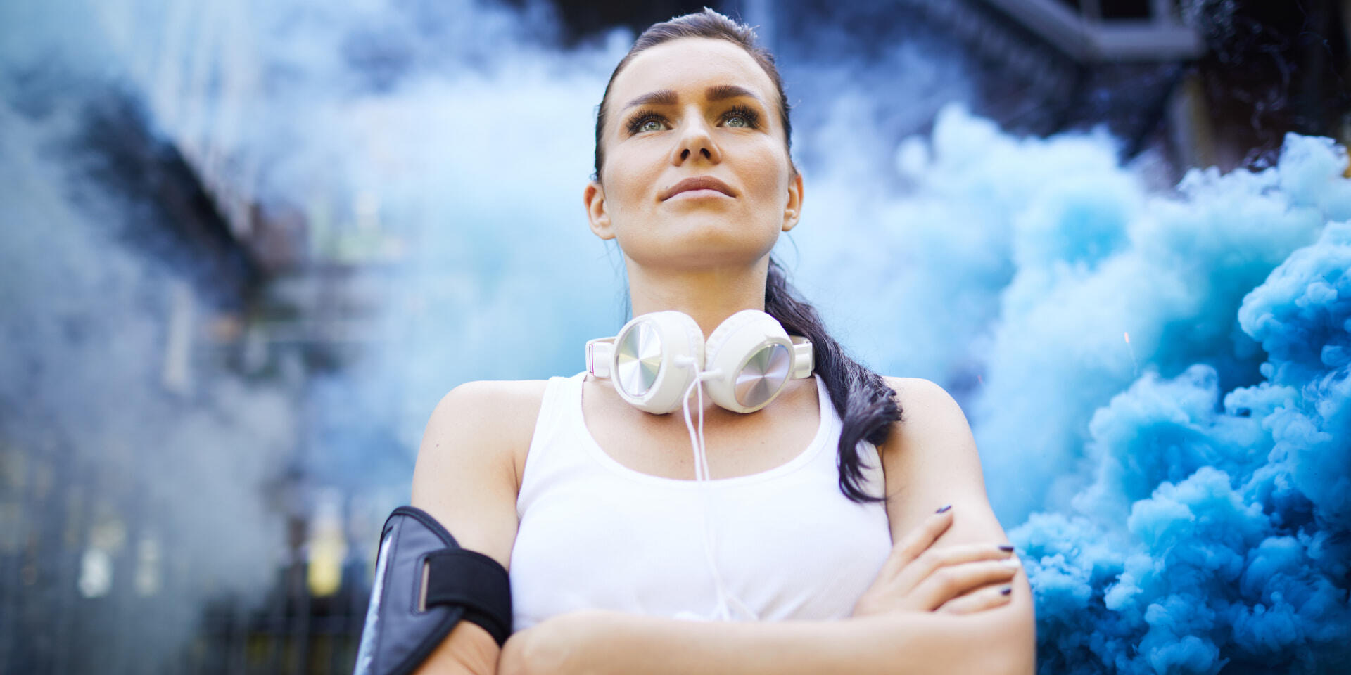 femme qui fait de sport avec un regard déterminée, qui représente la motivation personnelle de l'individu dans le cadre du travail ou en dehors, les deux sont liés