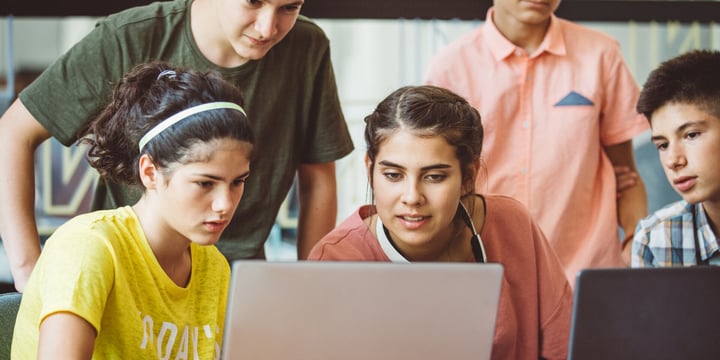 un groupe d'étudiants devant un pc suivent une formation