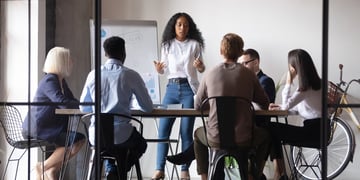 une femme présente les résultats d'un workshop