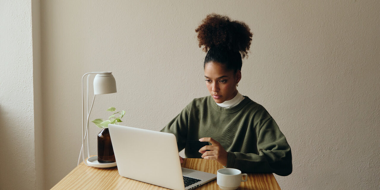 femme devant son pc qui est concentrer pour son activité en ligne